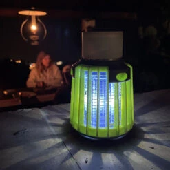 Myggefælde Med Campinglampe